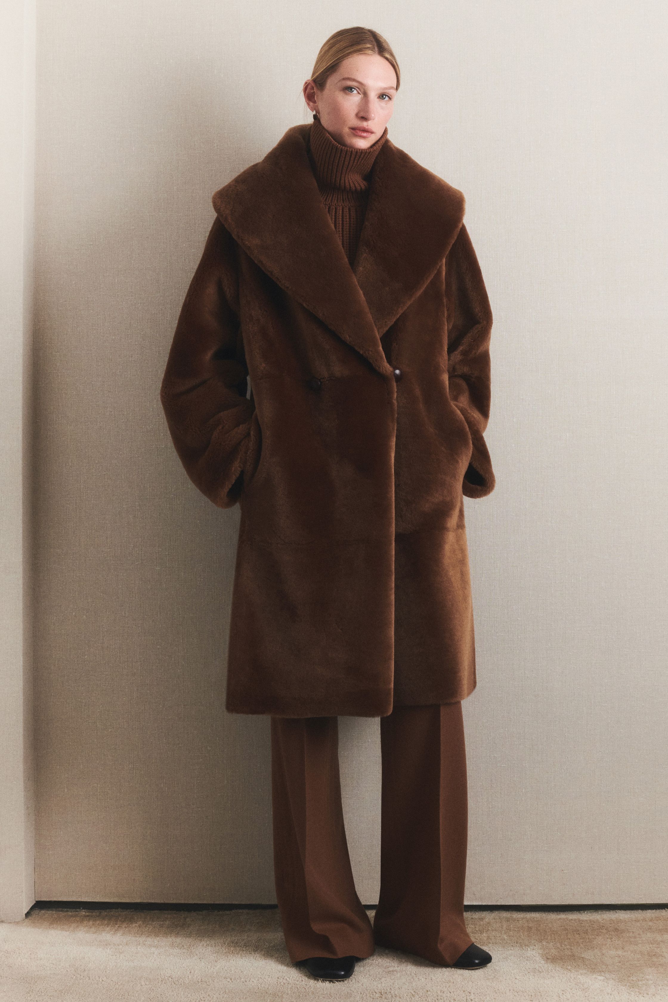 Lafayette 148 New York以温润驼色与深棕色谱铺陈都会女性的静奢格调，利落西装、披肩式斗篷与皮革长裙在柔和光影中勾勒沉稳力量，极简却不失层次-顽石频道趋势研究